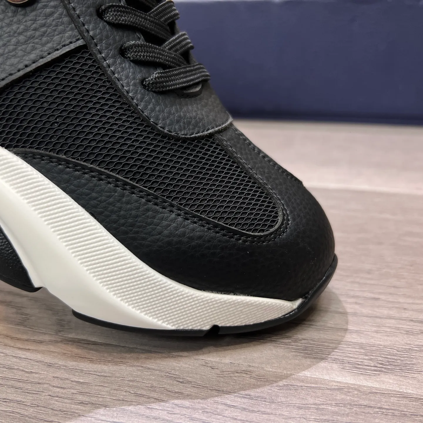 Factory price: 438💰Original Dior quality.~ Unique modern style sneakers. 🏃A must-have casual shoe for trendy men😍😍 Imported cowhide fabric, sheepskin foot pads (refuse to discolor and grind feet) soles: Original soles specially provided by the original factory, French lazy style design ⚠️Fit to the feet, original quality, super comfortable original soles. It’s like shooting the real thing🎬The real thing is better, high-quality sneakers, men’s shoe size: 38-44, (45 can be customized)